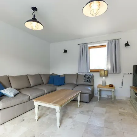 Compass House Вилла Углян