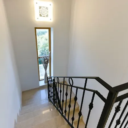 Compass House Вилла Углян