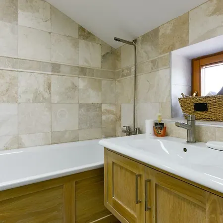 Compass House Вилла Углян